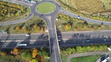 İngiltere - 20 Eylül 2022: British Highways with Traraffic at Peak Time, High Angle Video Luton City of England, M1 J11 Karayolları Kavşağı.