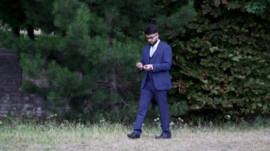 Luton, İngiltere, İngiltere - 23 Temmuz 2023: Yerel parktaki Genç İşadamı, Yavaş Hareket