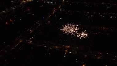 Gece Canlı Havai fişeklerin Güzel Görüntüsü