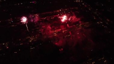 Gece Canlı Havai fişeklerin Güzel Görüntüsü