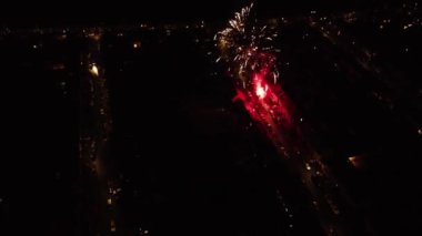 Gece Canlı Havai fişeklerin Güzel Görüntüsü