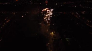 Gece Canlı Havai fişeklerin Güzel Görüntüsü