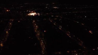 Gece Canlı Havai fişeklerin Güzel Görüntüsü