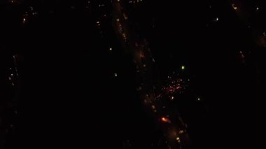 Gece Canlı Havai fişeklerin Güzel Görüntüsü