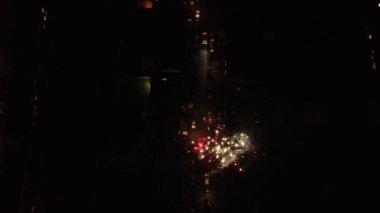 Gece Canlı Havai fişeklerin Güzel Görüntüsü
