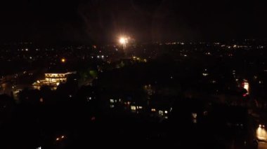 Gece Canlı Havai fişeklerin Güzel Görüntüsü