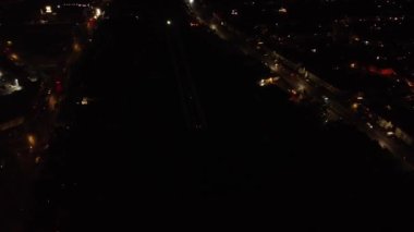 Gece Canlı Havai fişeklerin Güzel Görüntüsü