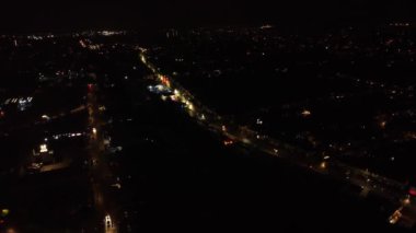 Gece Canlı Havai fişeklerin Güzel Görüntüsü