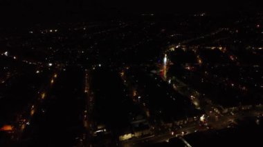 Gece Canlı Havai fişeklerin Güzel Görüntüsü