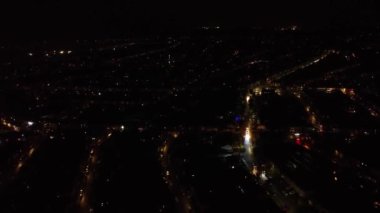Gece Canlı Havai fişeklerin Güzel Görüntüsü