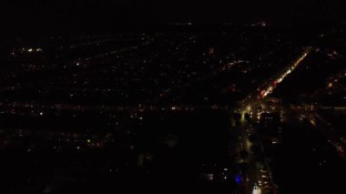 Gece Canlı Havai fişeklerin Güzel Görüntüsü
