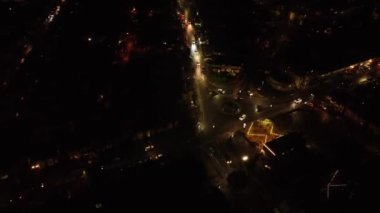 Gece Canlı Havai fişeklerin Güzel Görüntüsü