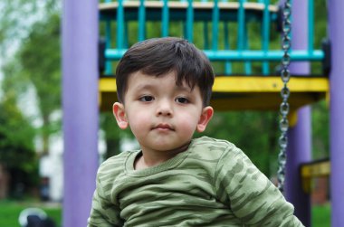 Luton, İngiltere, İngiltere - 7 Mayıs 2023: parkta küçük şirin bir çocuğun portresi 