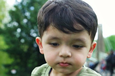 Luton, İngiltere, İngiltere - 7 Mayıs 2023: parkta küçük şirin bir çocuğun portresi 