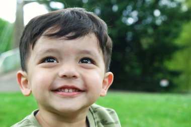 Luton, İngiltere, İngiltere - 7 Mayıs 2023: parkta küçük şirin bir çocuğun portresi 