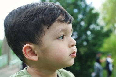 Luton, İngiltere, İngiltere - 7 Mayıs 2023: parkta küçük şirin bir çocuğun portresi 