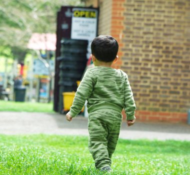 Luton, İngiltere, İngiltere - 7 Mayıs 2023: parkta küçük şirin bir çocuğun portresi 