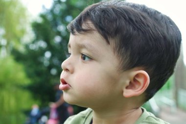 Luton, İngiltere, İngiltere - 7 Mayıs 2023: parkta küçük şirin bir çocuğun portresi 