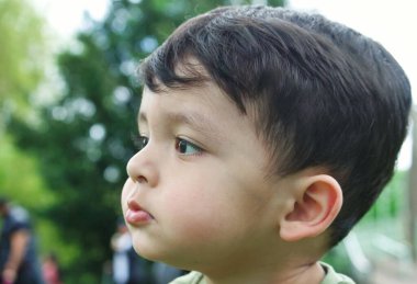 Luton, İngiltere, İngiltere - 7 Mayıs 2023: parkta küçük şirin bir çocuğun portresi 