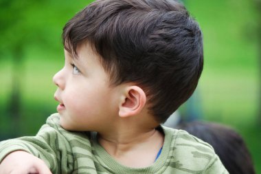 Luton, İngiltere, İngiltere - 7 Mayıs 2023: parkta küçük şirin bir çocuğun portresi 