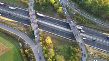 İngiltere - 20 Eylül 2022: British Highways with Traraffic at Peak Time, High Angle Video Luton City of England, M1 J11 Karayolları Kavşağı.