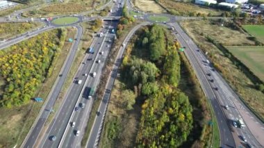 İngiltere - 20 Eylül 2022: British Highways with Traraffic at Peak Time, High Angle Video Luton City of England, M1 J11 Karayolları Kavşağı.