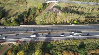 İngiltere - 20 Eylül 2022: British Highways with Traraffic at Peak Time, High Angle Video Luton City of England, M1 J11 Karayolları Kavşağı.