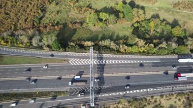 İngiltere - 20 Eylül 2022: British Highways with Traraffic at Peak Time, High Angle Video Luton City of England, M1 J11 Karayolları Kavşağı.
