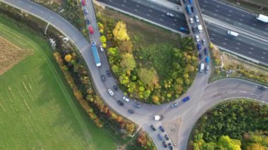İngiltere - 20 Eylül 2022: British Highways with Traraffic at Peak Time, High Angle Video Luton City of England, M1 J11 Karayolları Kavşağı.