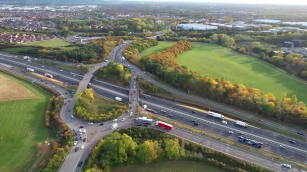 イギリス イギリス 2022年9月20日 ピーク時の交通量の多いイギリスの高速道路の空中ビュー イギリスのルートン市でドローンのカメラで撮影された高角度映像 J11高速道路ジャンクションインターチェンジ — ストック動画
