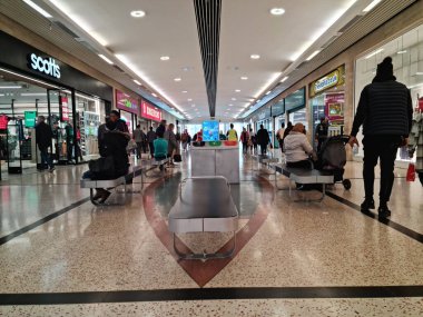 Luton, İngiltere, Birleşik Krallık - 5 Mayıs 2023: Central Luton City 'deki modern alışveriş merkezinin içi 