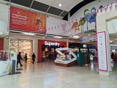 Luton, İngiltere, Birleşik Krallık - 5 Mayıs 2023: Central Luton City 'deki modern alışveriş merkezinin içi 