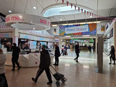 Luton, İngiltere, Birleşik Krallık - 5 Mayıs 2023: Central Luton City 'deki modern alışveriş merkezinin içi 