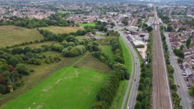 Luton, İngiltere, Birleşik Krallık - 12 Eylül 2022: North Luton City 'nin hava görüntüsü, video