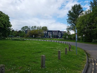 Milton Keynes, İngiltere - 11 Mayıs 2023: Willen Lake Park manzaralı. Willen Lake, Milton Keynes, Buckinghamshire 'da bulunan bir ziyaretçi merkezi.