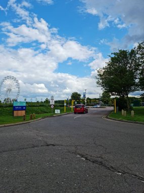 Milton Keynes, İngiltere - 11 Mayıs 2023: Willen Lake Park manzaralı. Willen Lake, Milton Keynes, Buckinghamshire 'da bulunan bir ziyaretçi merkezi.