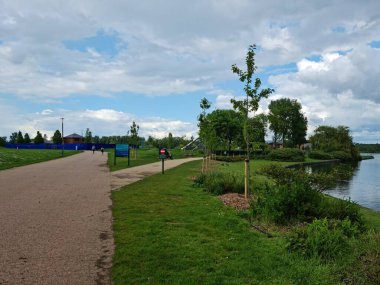 Milton Keynes, İngiltere - 11 Mayıs 2023: Willen Lake Park manzaralı. Willen Lake, Milton Keynes, Buckinghamshire 'da bulunan bir ziyaretçi merkezi.