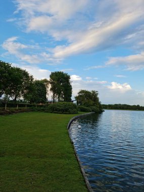 Milton Keynes, İngiltere - 11 Mayıs 2023: Willen Lake Park manzaralı. Willen Lake, Milton Keynes, Buckinghamshire 'da bulunan bir ziyaretçi merkezi.