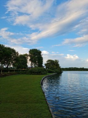 Milton Keynes, İngiltere - 11 Mayıs 2023: Willen Lake Park manzaralı. Willen Lake, Milton Keynes, Buckinghamshire 'da bulunan bir ziyaretçi merkezi.