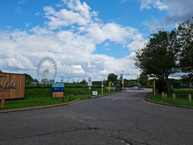 Milton Keynes, İngiltere - 11 Mayıs 2023: Willen Lake Park manzaralı. Willen Lake, Milton Keynes, Buckinghamshire 'da bulunan bir ziyaretçi merkezi.