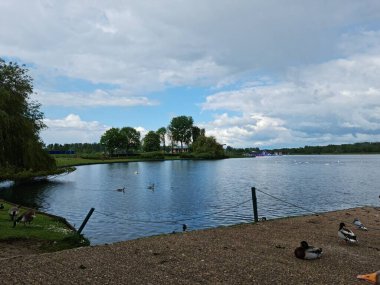 Milton Keynes, İngiltere - 11 Mayıs 2023: Willen Lake Park manzaralı. Willen Lake, Milton Keynes, Buckinghamshire 'da bulunan bir ziyaretçi merkezi.