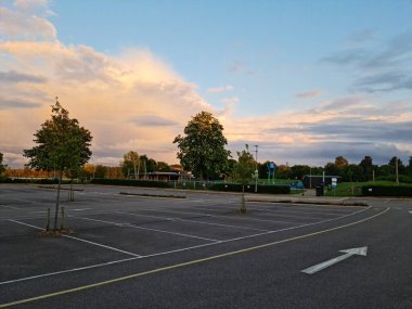 Milton Keynes, İngiltere - 11 Mayıs 2023: Willen Lake Park manzaralı. Willen Lake, Milton Keynes, Buckinghamshire 'da bulunan bir ziyaretçi merkezi.