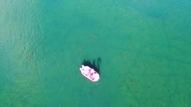 イギリスのミルトン ケインズ市のウィレン湖の美しい映像 — ストック動画
