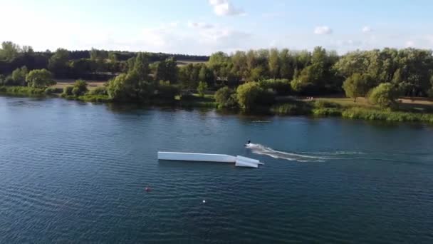 Filmagem Alto Ângulo Willen Lake Esportes Aquáticos Parque Público Inglaterra — Vídeo de Stock