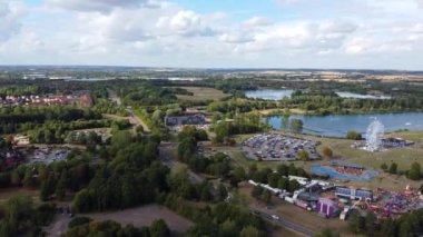İngiltere 'deki Willen Gölü Halk Parkı Milton Keynes' de dönme dolap ve Rides. Willen Lake, Milton Keynes, Buckinghamshire 'da bulunan bir ziyaretçi merkezi.