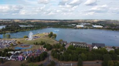 İngiltere 'deki Willen Gölü Halk Parkı Milton Keynes' de dönme dolap ve Rides. Willen Lake, Milton Keynes, Buckinghamshire 'da bulunan bir ziyaretçi merkezi.