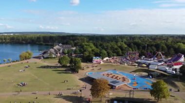 İngiltere 'deki Willen Gölü Halk Parkı Milton Keynes' de dönme dolap ve Rides. Willen Lake, Milton Keynes, Buckinghamshire 'da bulunan bir ziyaretçi merkezi.