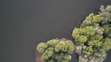 İngiltere, İngiltere - 21 Ağustos 2022: Günbatımındaki Caldecotte Gölü 'nün güzel manzarası