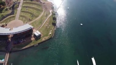 İngiltere 'nin Milton Keynes şehrinde yer alan Willen Gölü ve Park' ın Güzel Hava Aracı 'nın Kamera Görüntüsü. İnsanlar sıcak bir yaz gününde gölün tadını çıkarıyorlar.