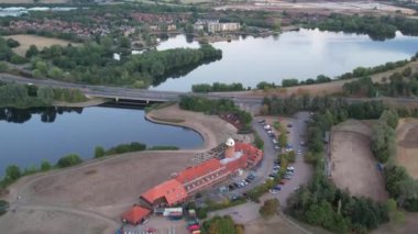 İngiltere, İngiltere - 21 Ağustos 2022: Günbatımındaki Caldecotte Gölü 'nün güzel manzarası